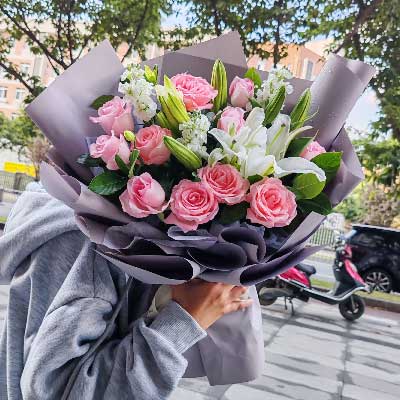 呼和浩特11朵戴安娜粉玫瑰百合，与你一起追逐梦想