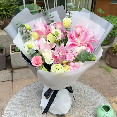 呼和浩特9朵玫瑰混搭百合，爱恋纯真无邪